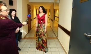 Звезда телеканала «Культура» предпочла в Омске платье с цветочным принтом